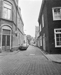 60220 Gezicht in de Keukenstraat te Utrecht met rechts de huizen nrs. 1-hoger aan de zuidoostelijke straatwand, vanaf ...